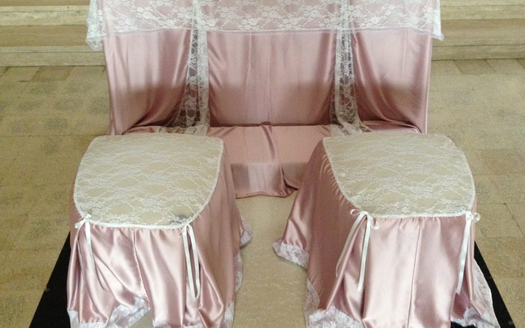 Inginocchiatoio Rosa e Pizzo Bianco